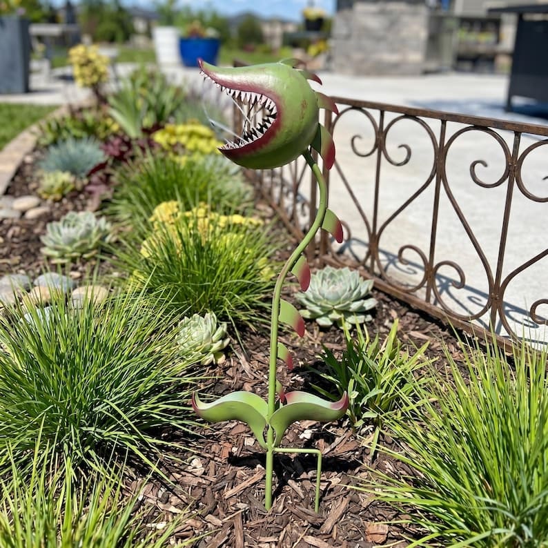 Painted Metal Carnivorous Plant Garden Stake – Whimsical Outdoor Yard Decor